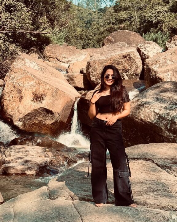 மாடர்ன் லுக்கில் மாஸ் காட்டும் எதிர்நீச்சல் சீரியல் நடிகை ஜனனி 5