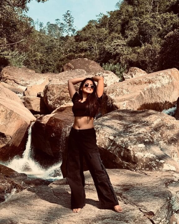 மாடர்ன் லுக்கில் மாஸ் காட்டும் எதிர்நீச்சல் சீரியல் நடிகை ஜனனி 2