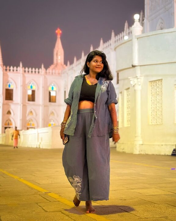 வளைகாப்பு முடிந்த கையேடு வேளாங்கண்ணி வந்த சுந்தரி சீரியல் நடிகை கேபிரியல் 1