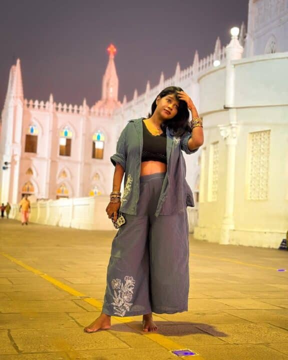 வளைகாப்பு முடிந்த கையேடு வேளாங்கண்ணி வந்த சுந்தரி சீரியல் நடிகை கேபிரியல் 4