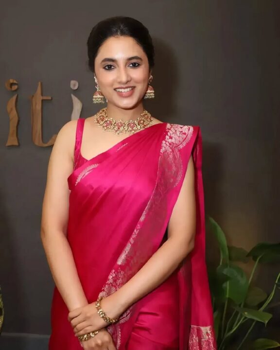 கோல்டன் ஸ்பாரோ என் நெஞ்சில அரோ..நடிகை பிரியங்கா மோகனின் செம்ம கியூட்டான கிளிக்ஸ் 1