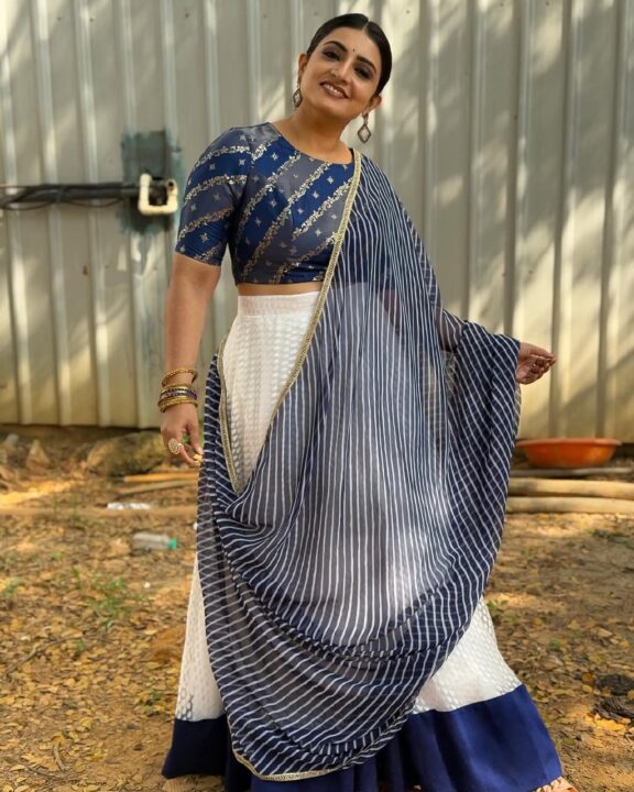 அழகில் அசத்தும் பிரபல சீரியல் நடிகை சுஜிதா தனுஷ் 6