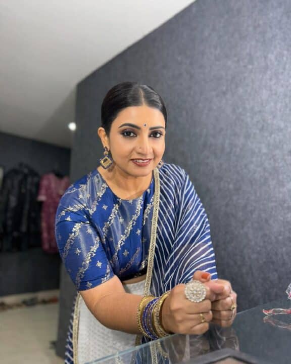 அழகில் அசத்தும் பிரபல சீரியல் நடிகை சுஜிதா தனுஷ் 2