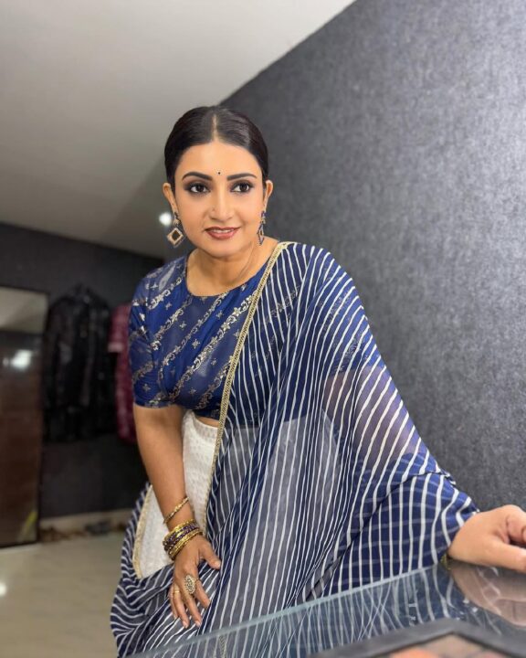 அழகில் அசத்தும் பிரபல சீரியல் நடிகை சுஜிதா தனுஷ் 5