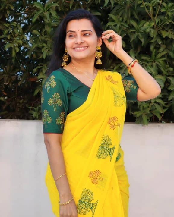 மஞ்சள் நிறமே மஞ்சள் நிறமே..! சன்டிவி சீரியல் நாயகி ஸ்ருதி ராஜின் செம்ம அழகிய புகைப்படங்கள்..! 3