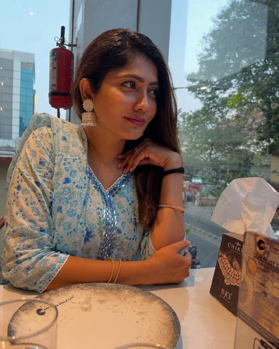 ஆளே அடையாளம் தெரியாமல் மாறிய பிக் பாஸ் ஜூலி.. வைரலாகும் லேட்டஸ்ட் புகைப்படங்கள் 3