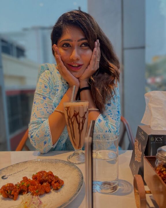 ஆளே அடையாளம் தெரியாமல் மாறிய பிக் பாஸ் ஜூலி.. வைரலாகும் லேட்டஸ்ட் புகைப்படங்கள் 1