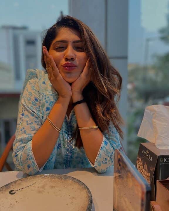 ஆளே அடையாளம் தெரியாமல் மாறிய பிக் பாஸ் ஜூலி.. வைரலாகும் லேட்டஸ்ட் புகைப்படங்கள் 2