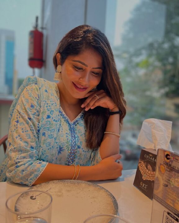 ஆளே அடையாளம் தெரியாமல் மாறிய பிக் பாஸ் ஜூலி.. வைரலாகும் லேட்டஸ்ட் புகைப்படங்கள் 4