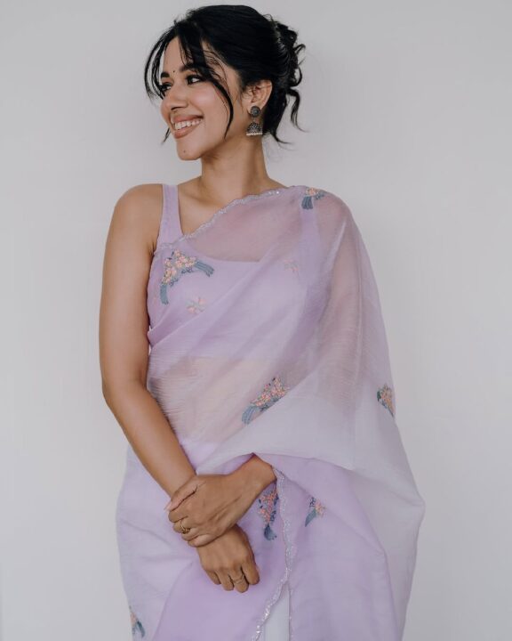 நடிகை மிர்னாலினி ரவியின் செம்ம கியூட்டான புகைப்படங்கள் 3