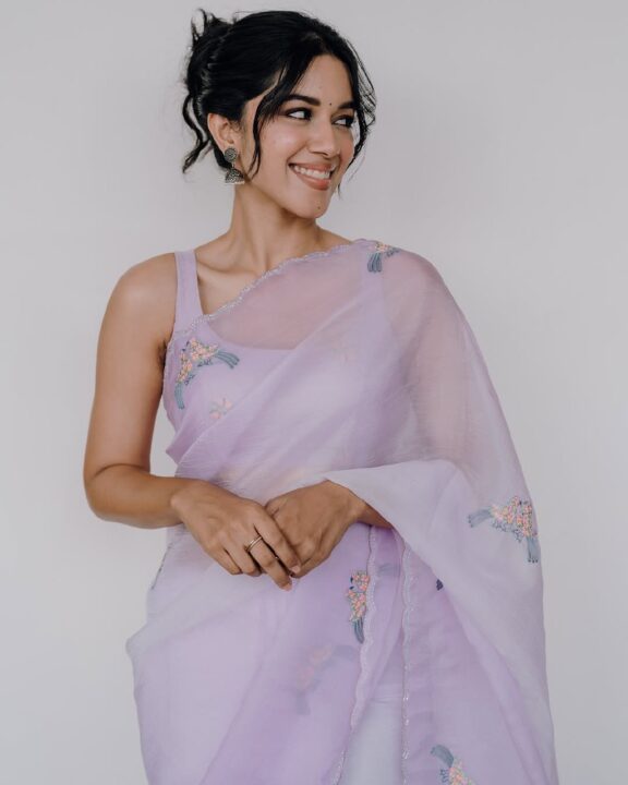 நடிகை மிர்னாலினி ரவியின் செம்ம கியூட்டான புகைப்படங்கள் 2